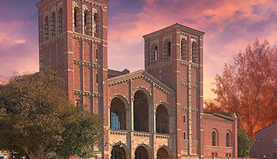 大学キャンパスの背景イラスト。レンガ作りの欧米風の建物が夕方のオレンジ色に染まり、ステキな空が広がっています。